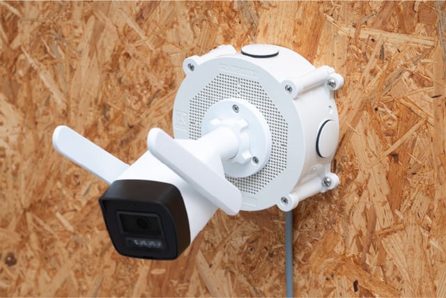 監視カメラをビスで固定している。