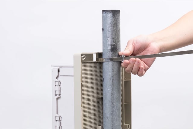 監視カメラをステンレスバンドで固定している