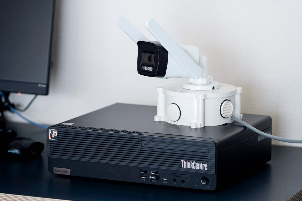 高機能プランの監視カメラを平な場所に置いて使用する。