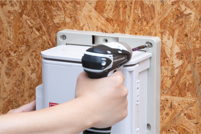 監視カメラをビスで固定している