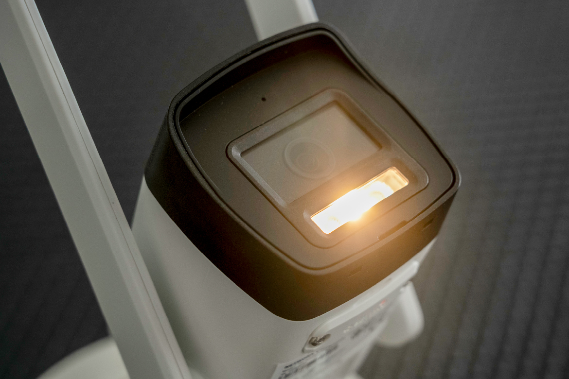 監視カメラのLEDが光っている様子。